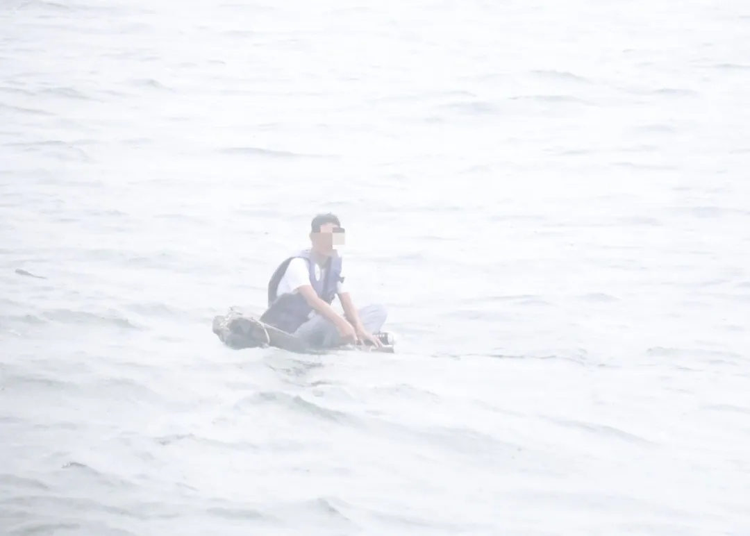 广东一男子遇险,坐泡沫板在海上漂流1天1夜 广东一男子遇险,坐泡沫板在海上漂流1天1夜