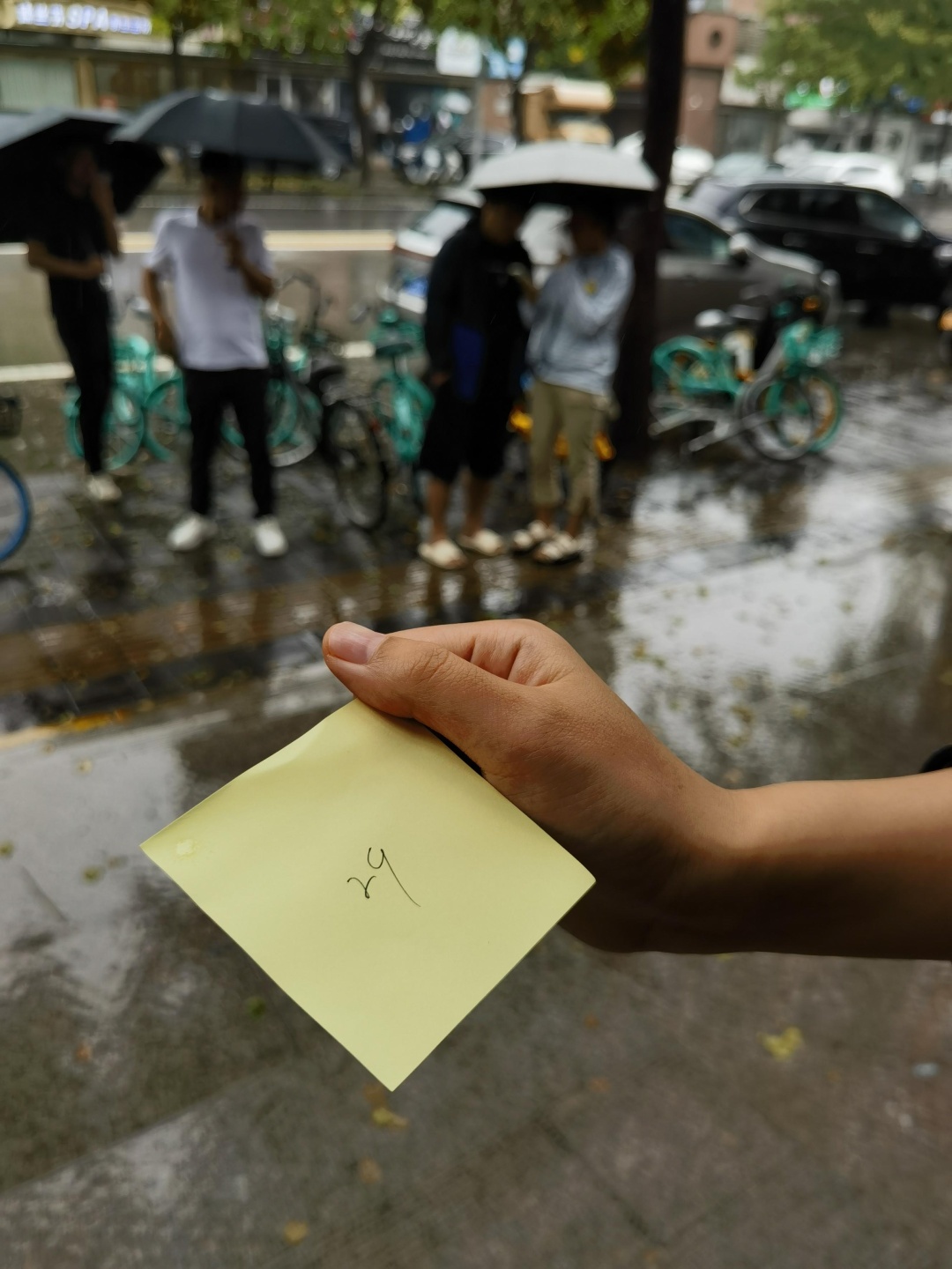 人们赶去英雄栾留伟的火锅店