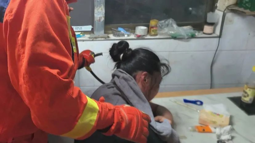 妻子被丈夫“锁喉”，消防员打破爱的枷锁