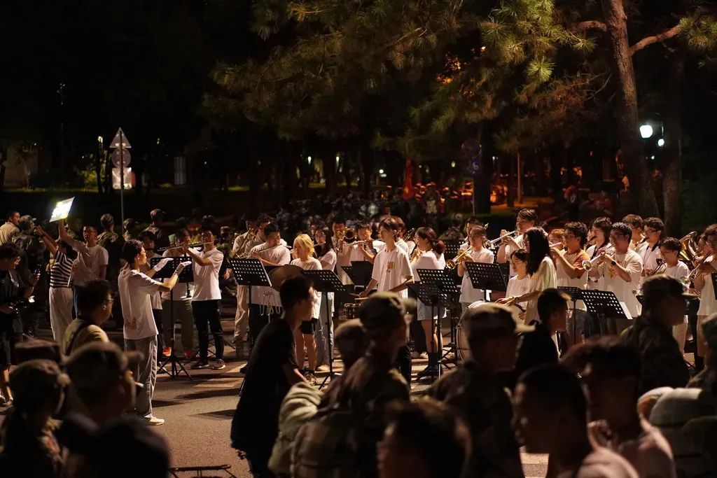 已经开始给新生收集阳光啦?新生内心:“学长学姐,你们人还怪好嘞” 已经开始给新生收集阳光啦?新生内心:“学长学姐,你们人还怪好嘞”