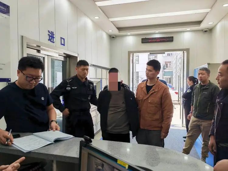 男子为一双球鞋入室抢劫杀人！潜逃33年后终被抓