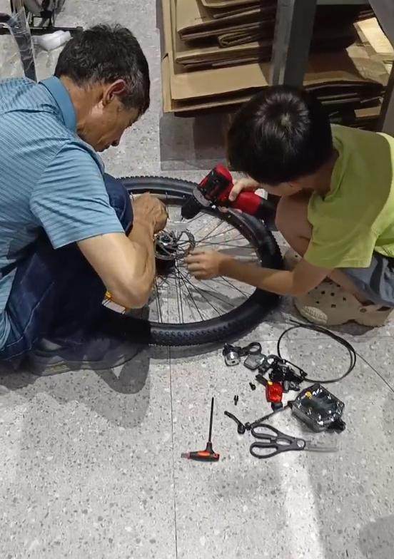 小男孩改造自行车热衷各种维修，妈妈：从小在工厂帮忙，长大想修飞机坦克