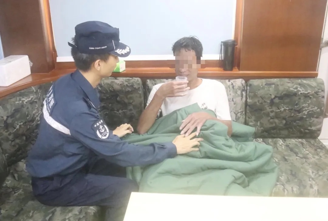 广东一男子遇险,坐泡沫板在海上漂流1天1夜 广东一男子遇险,坐泡沫板在海上漂流1天1夜