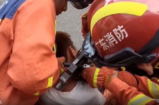 妻子被丈夫“锁喉”，消防员打破爱的枷锁