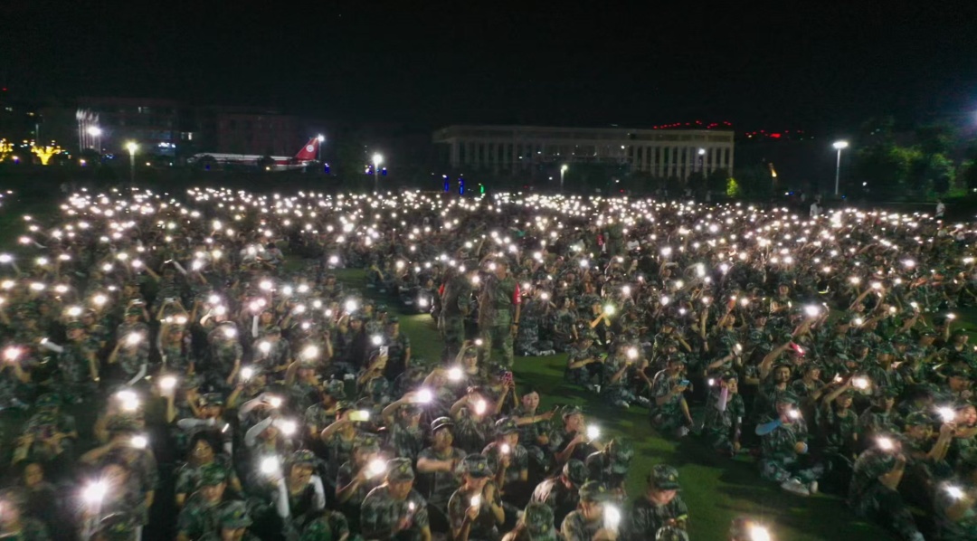 太惊喜！大学生突然被点名，现场数千人齐喊4个字