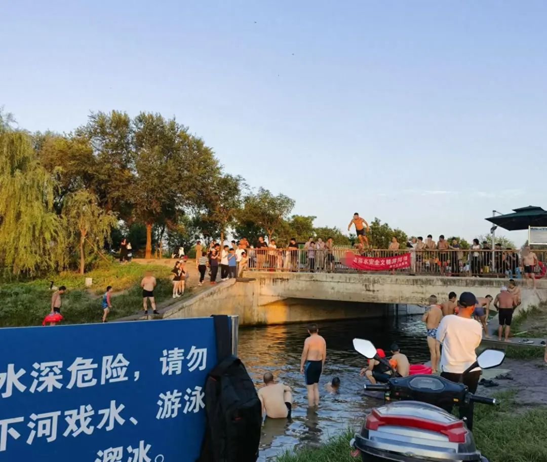 上至六七十,下至五六岁!北京“南城塞纳河”成网红跳水点? 上至六七十,下至五六岁!北京“南城塞纳河”成网红跳水点?