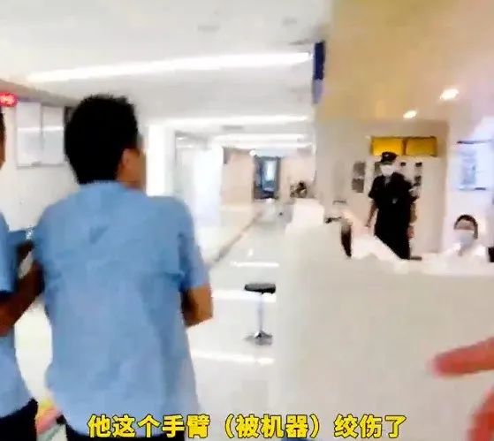 跑出速度！男子左臂绞伤，交警开辟“生命通道”5分钟疾速护送