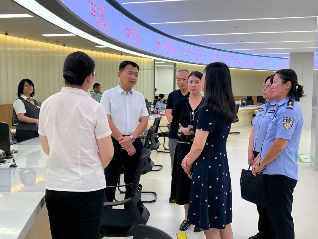 西城区副区长邴浩到区政务服务中心调研区级公共集体户办理工作