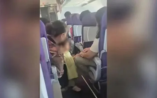 1岁幼童飞机上哭闹,被陌生女子关厕所立规矩?航空公司通报了,家长反应更让网友吵翻 1岁幼童飞机上哭闹,被陌生女子关厕所立规矩?航空公司通报了,家长反应更让网友吵翻