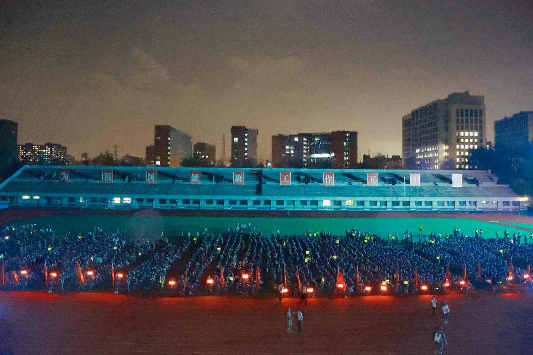 已经开始给新生收集阳光啦?新生内心:“学长学姐,你们人还怪好嘞” 已经开始给新生收集阳光啦?新生内心:“学长学姐,你们人还怪好嘞”