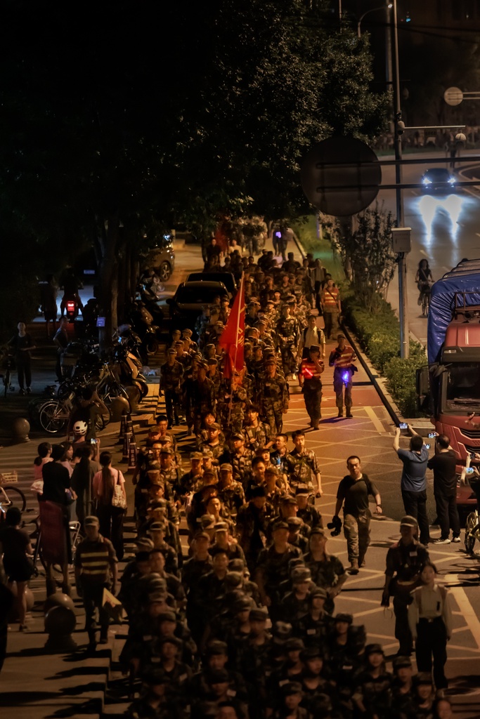 已经开始给新生收集阳光啦?新生内心:“学长学姐,你们人还怪好嘞” 已经开始给新生收集阳光啦?新生内心:“学长学姐,你们人还怪好嘞”