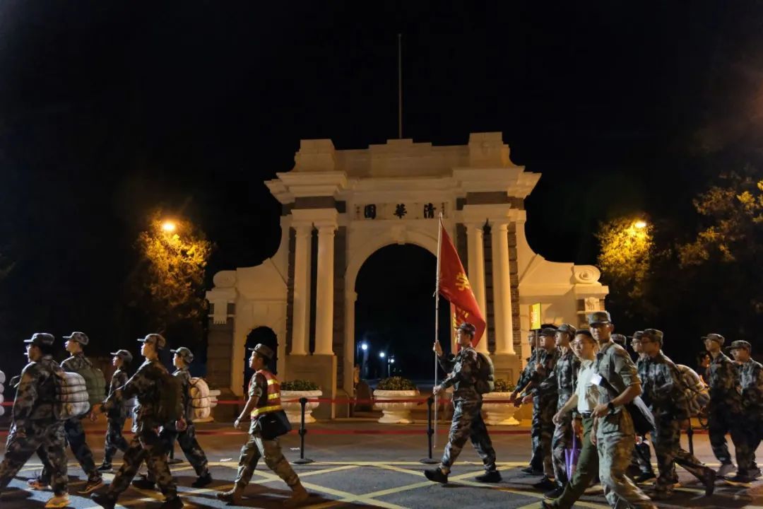 已经开始给新生收集阳光啦?新生内心:“学长学姐,你们人还怪好嘞” 已经开始给新生收集阳光啦?新生内心:“学长学姐,你们人还怪好嘞”