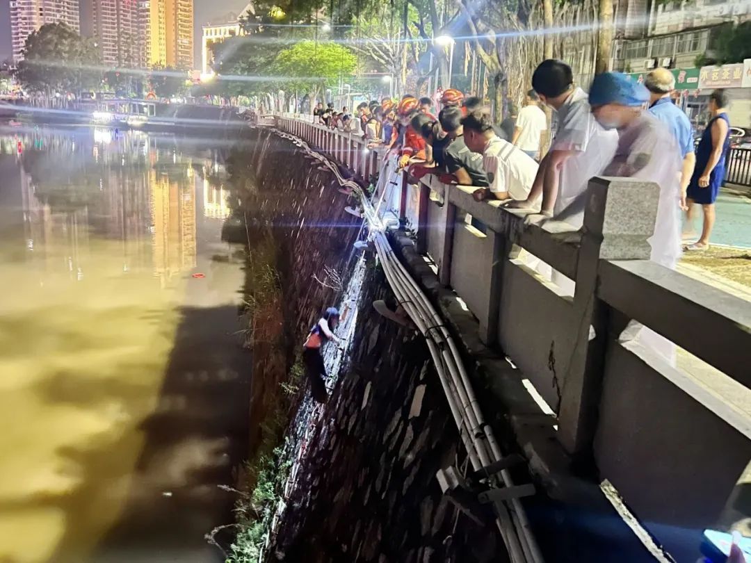 夜晚河边图片假装跳河图片