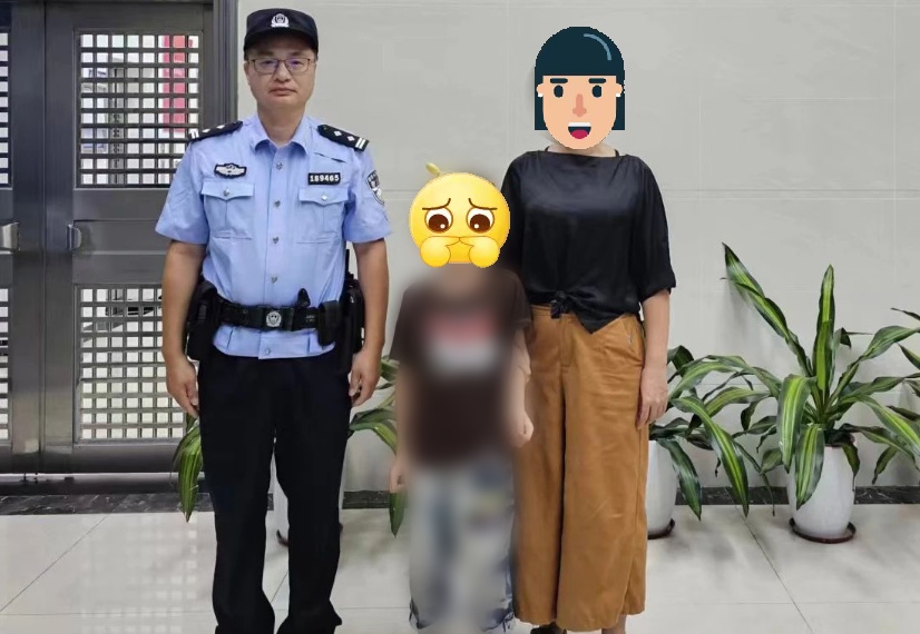 孩子骑滑板车横穿马路,民警一把拉回! 孩子骑滑板车横穿马路,民警一把拉回!