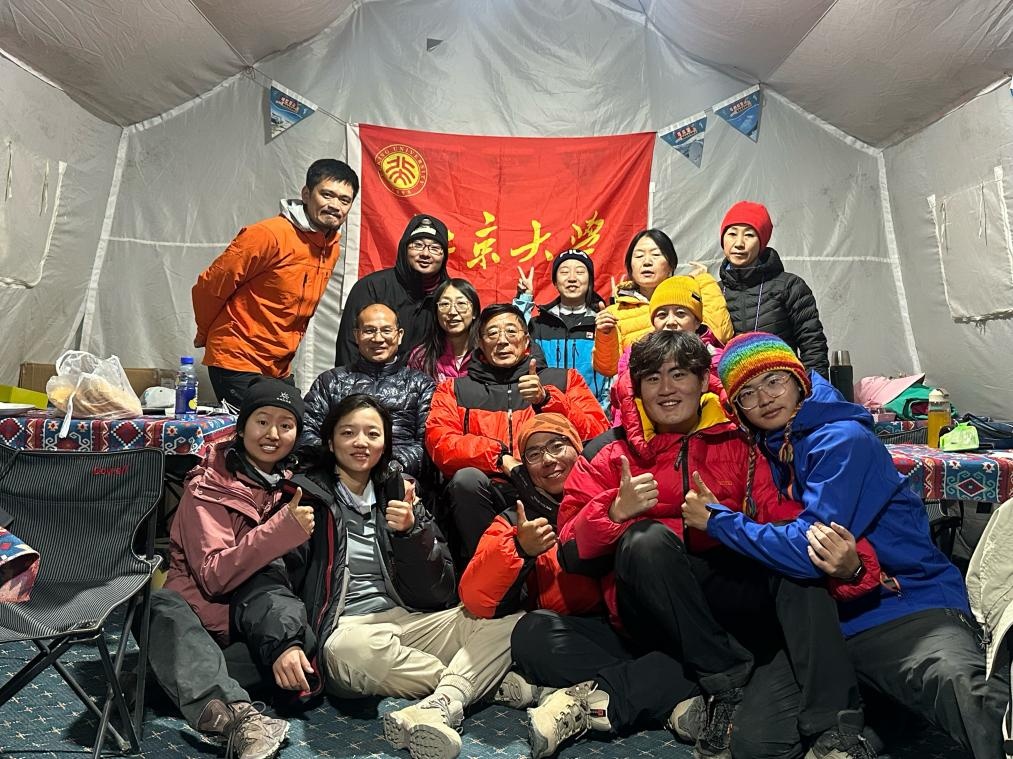 成功登顶“冰山之父”！北大师生携手攀高峰！