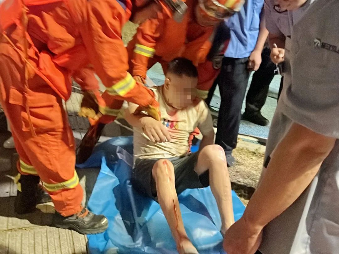 惊险!一女子凌晨跳河轻生…… 惊险!一女子凌晨跳河轻生……