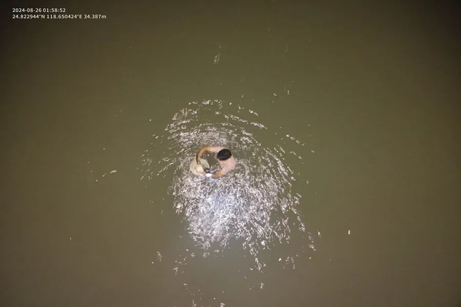 玩大了!男子凌晨赶海捉蟹,不慎被困海中…… 玩大了!男子凌晨赶海捉蟹,不慎被困海中……