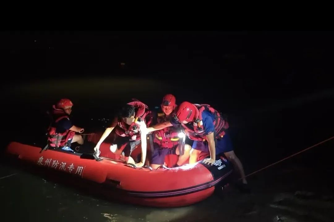 玩大了!男子凌晨赶海捉蟹,不慎被困海中…… 玩大了!男子凌晨赶海捉蟹,不慎被困海中……