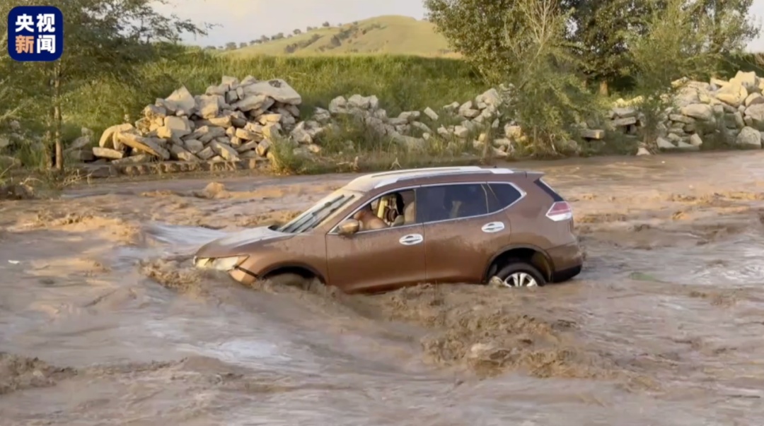 太惊险!男子被困河道中央,消防员“飞”了出去…… 太惊险!男子被困河道中央,消防员“飞”了出去……