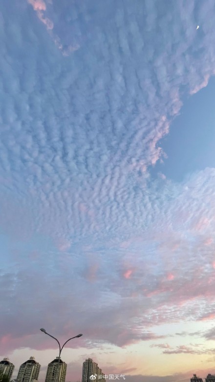 北京现梦幻粉色鱼鳞云朝霞
