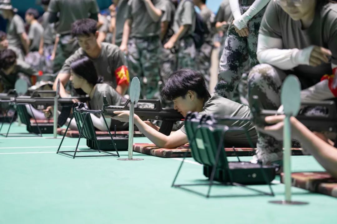 今年的军训又有哪些新鲜事？“学长学姐，你们人还怪好嘞”