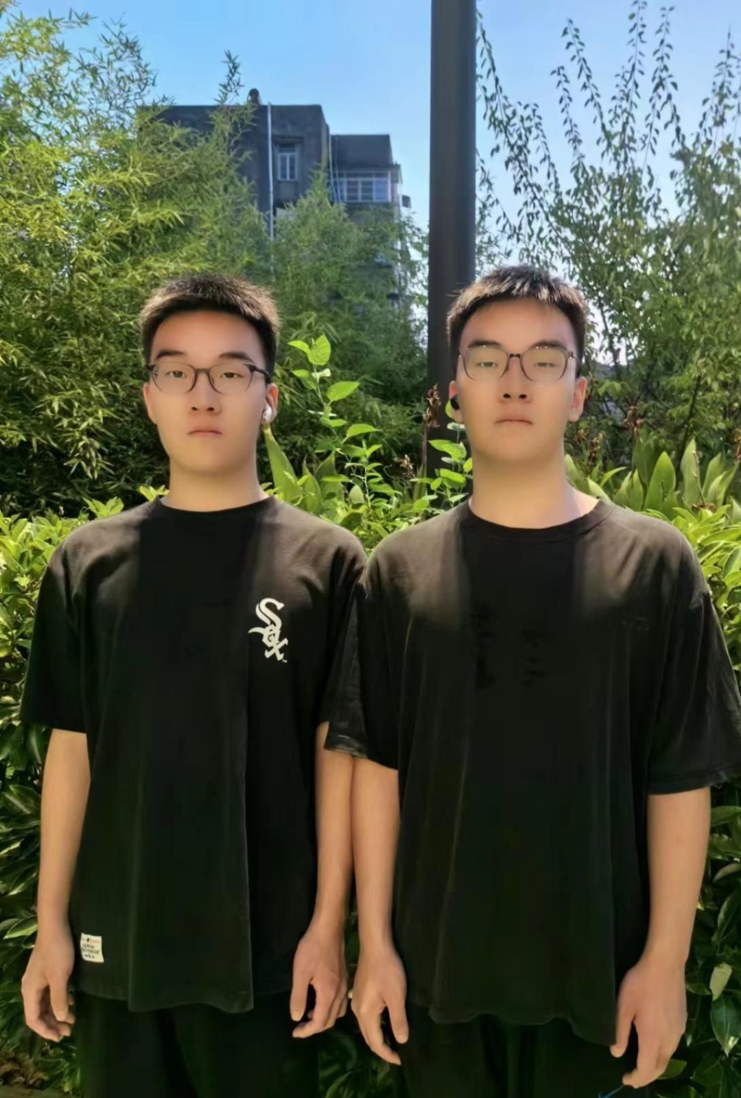 双胞胎兄弟“神同步”:同校12年,又上同所大学 双胞胎兄弟“神同步”:同校12年,又上同所大学