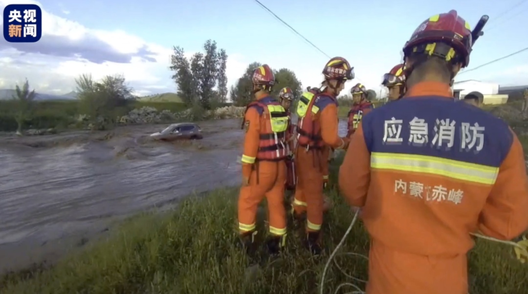 太惊险!男子被困河道中央,消防员“飞”了出去…… 太惊险!男子被困河道中央,消防员“飞”了出去……