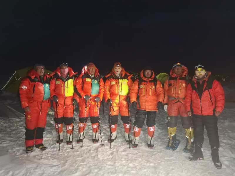 成功登顶“冰山之父”！北大师生携手攀高峰！