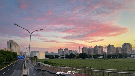 北京现梦幻粉色鱼鳞云朝霞