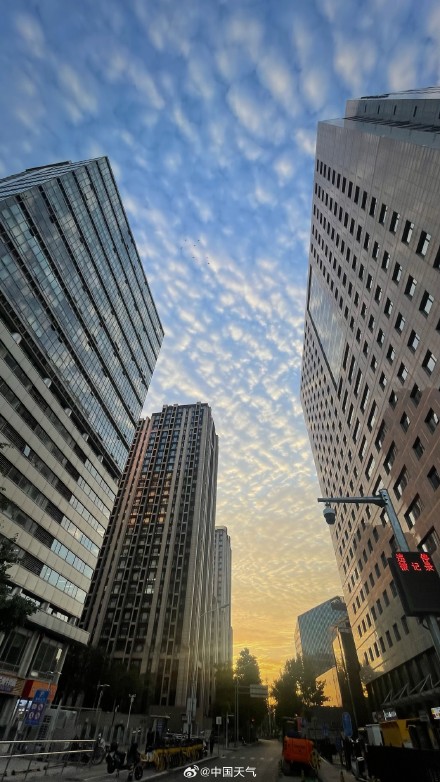 北京现梦幻粉色鱼鳞云朝霞