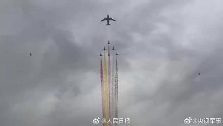 运20歼10飞越金字塔