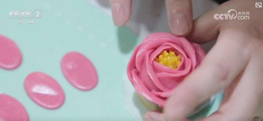 品尝美味感受传统文化 “国潮范”创意月饼花式“上新”迎中秋 品尝美味感受传统文化 “国潮范”创意月饼花式“上新”迎中秋