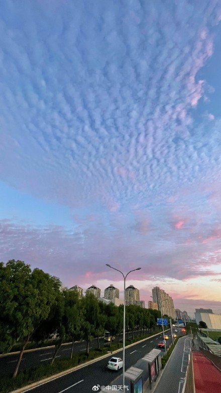 北京现梦幻粉色鱼鳞云朝霞