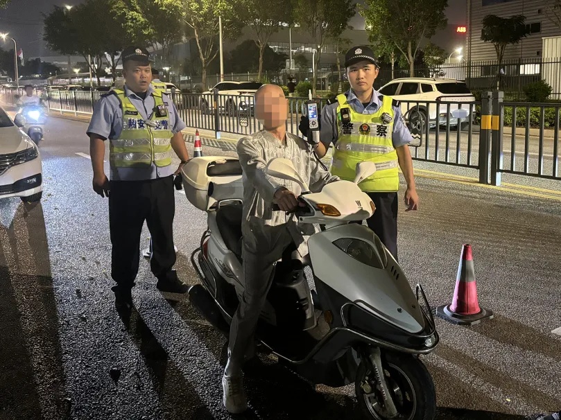 一快递员当场被抓！