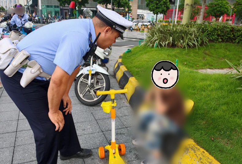 孩子骑滑板车横穿马路,民警一把拉回! 孩子骑滑板车横穿马路,民警一把拉回!
