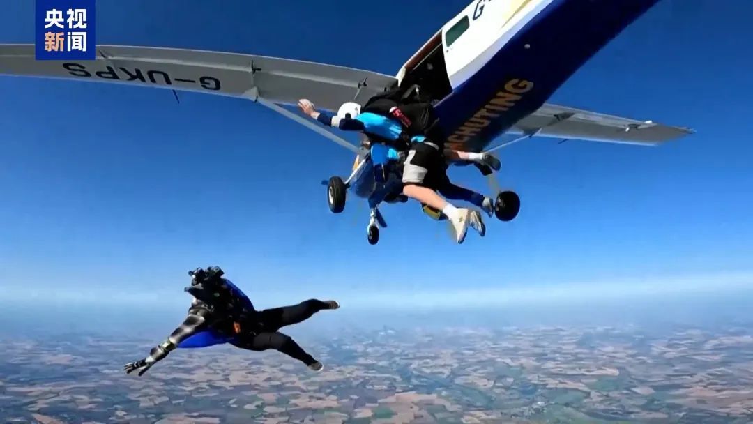 为募款3万英镑,英国102岁奶奶跳伞庆生!打破英国跳伞最高龄纪录 为募款3万英镑,英国102岁奶奶跳伞庆生!打破英国跳伞最高龄纪录