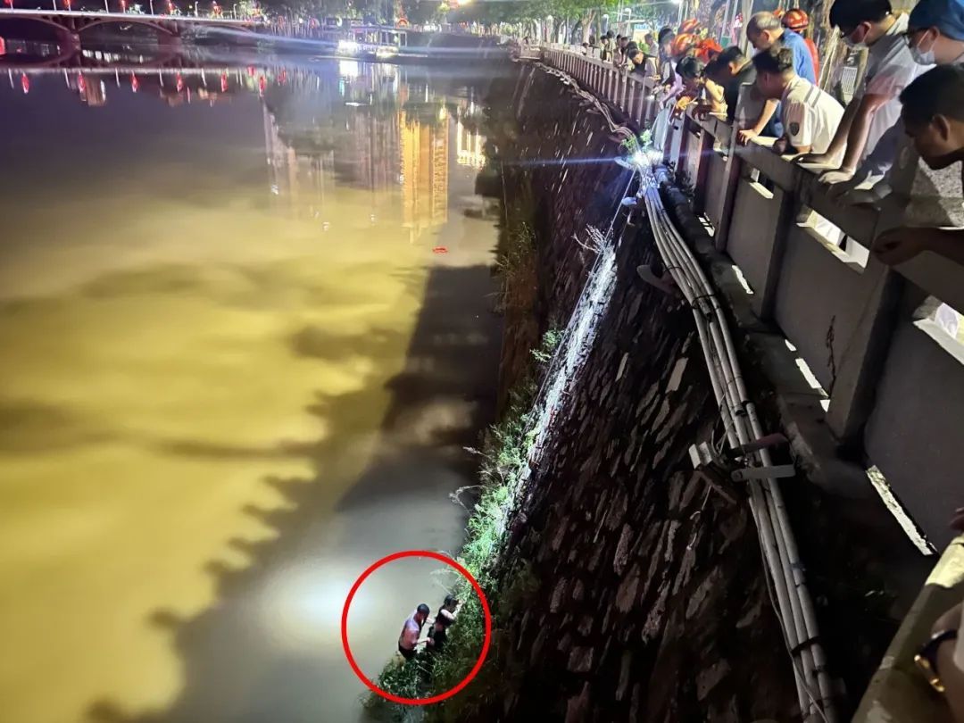 惊险!一女子凌晨跳河轻生…… 惊险!一女子凌晨跳河轻生……