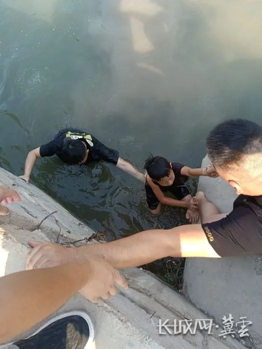 跳入湍急河水中救人！他姓梁，名曌（zh&agrave;o）