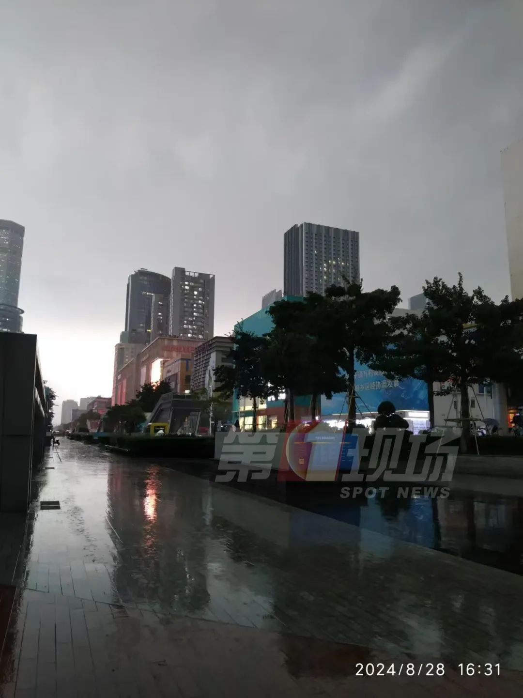 一秒天黑!强雷雨+8级大风,深圳多预警生效中! 一秒天黑!强雷雨+8级大风,深圳多预警生效中!