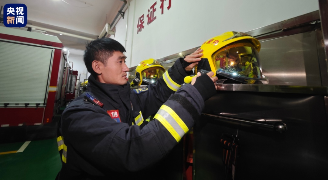 太惊险!男子被困河道中央,消防员“飞”了出去…… 太惊险!男子被困河道中央,消防员“飞”了出去……
