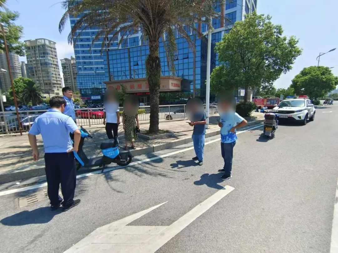 少年搀扶老人遭诬陷殴打!民警:必须还清白 少年搀扶老人遭诬陷殴打!民警:必须还清白