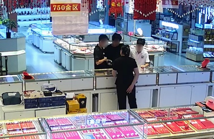 遇见“心软的神”了?网友让佛山三个好兄弟去豪购黄金,价格都不问一句的...... 遇见“心软的神”了?网友让佛山三个好兄弟去豪购黄金,价格都不问一句的......