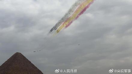 运20歼10飞越金字塔