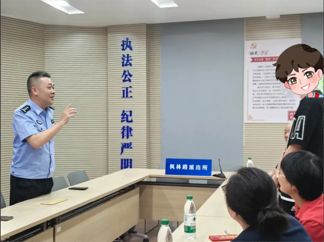 男生拿着通知书去派出所报喜