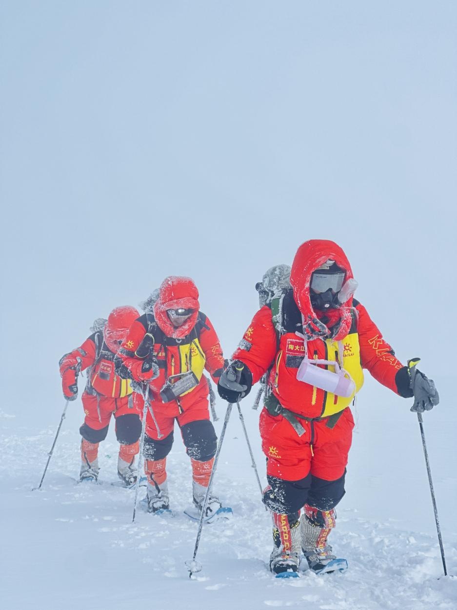 成功登顶“冰山之父”！北大师生携手攀高峰！