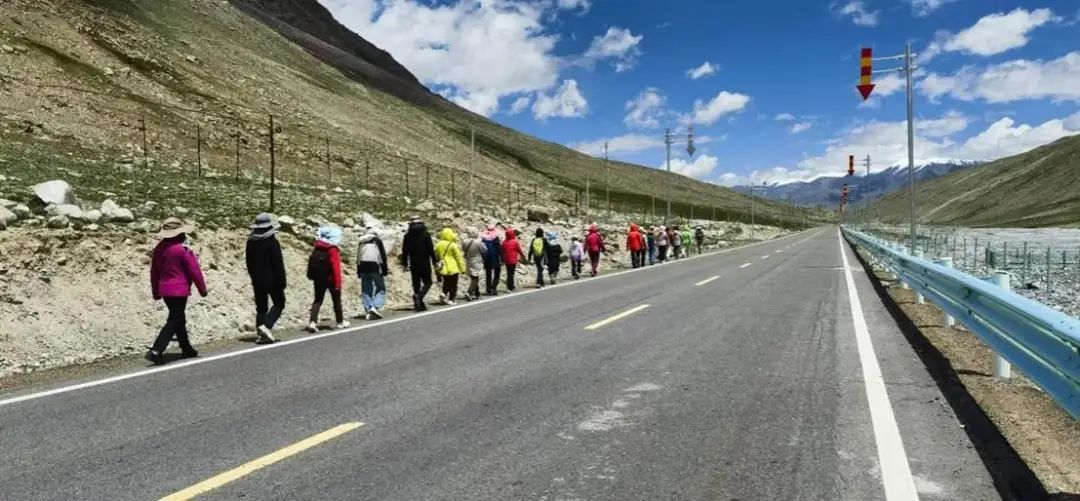 成功登顶“冰山之父”！北大师生携手攀高峰！