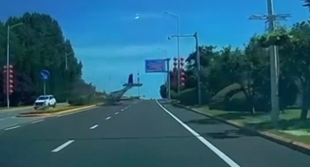 大连一飞机掉落马路正中央！警方：暂无人员伤亡