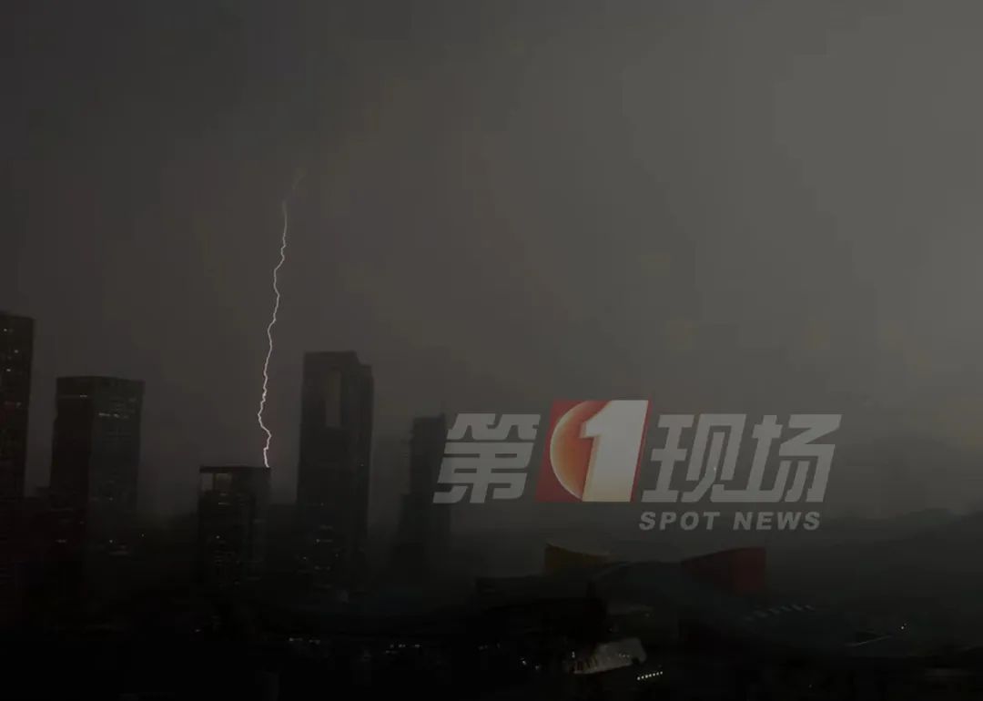 一秒天黑!强雷雨+8级大风,深圳多预警生效中! 一秒天黑!强雷雨+8级大风,深圳多预警生效中!