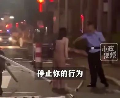 高喊"撞死你们"! 警方通报：卿某（女, 25岁）, 刑拘！