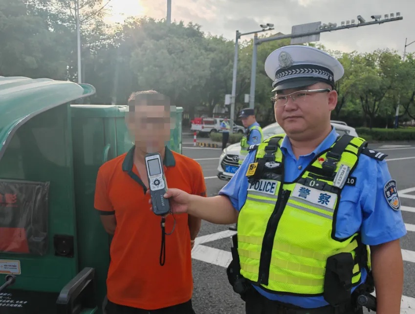 一快递员当场被抓！